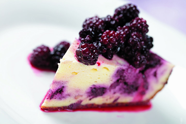 Honey and blackberry cheesecake with gingersnap crust