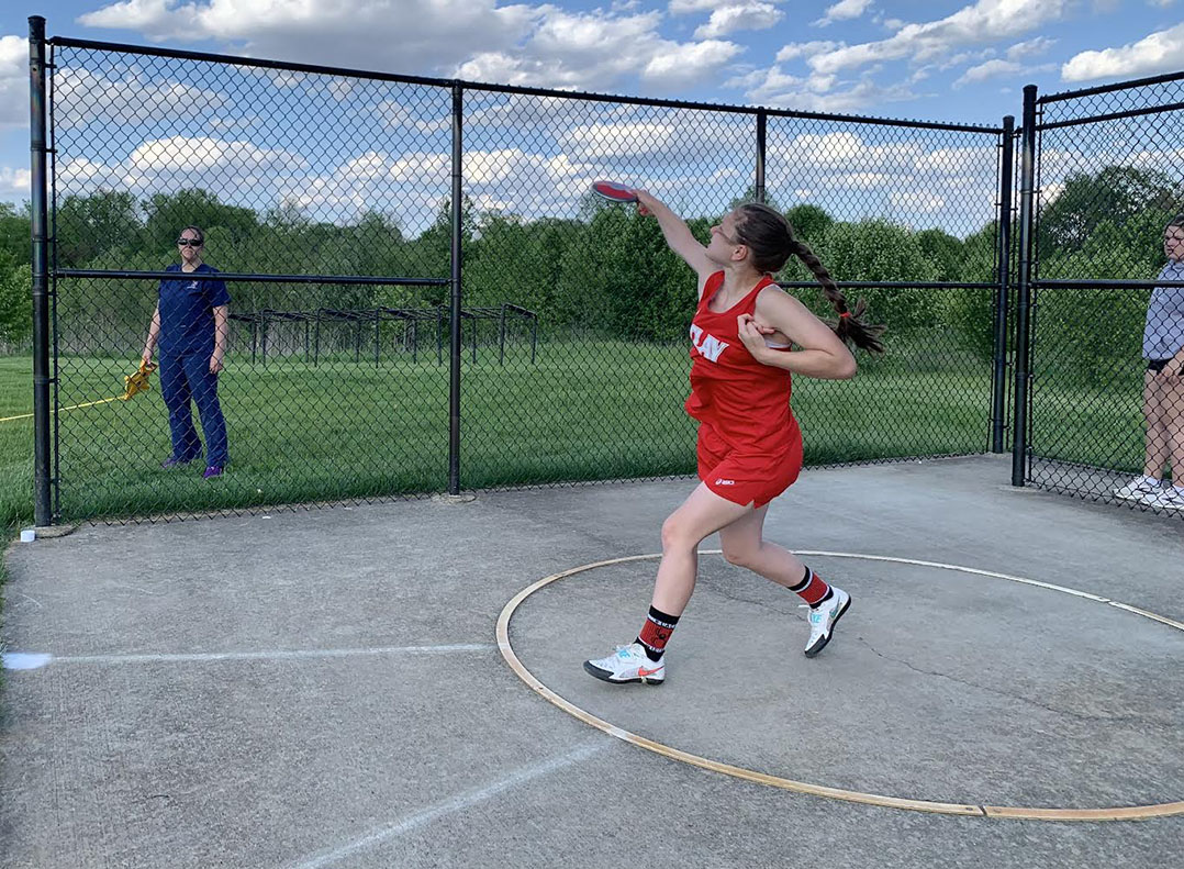 With mom’s help, Carmel middle schooler beats discus record